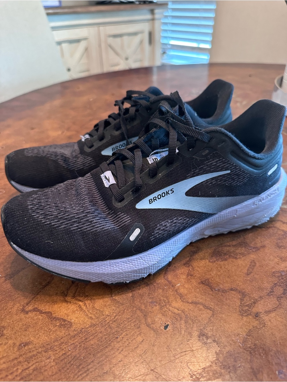 Brooks Launch 9 black purple size 10 medium